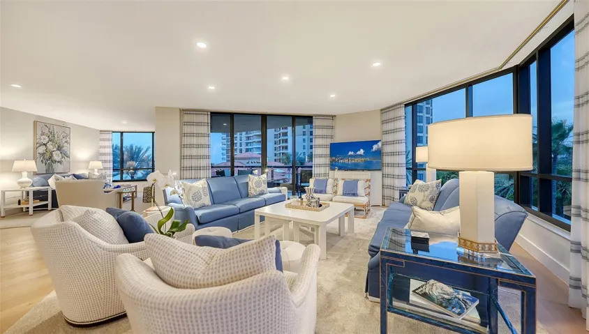 The soft light bounces off all the natural elements that grace the space !