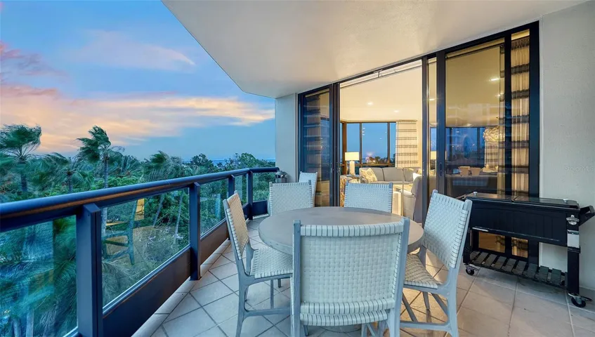 Entertain to impress with those gorgeous views every evening !