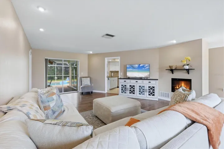 Large Living Room w Fireplace