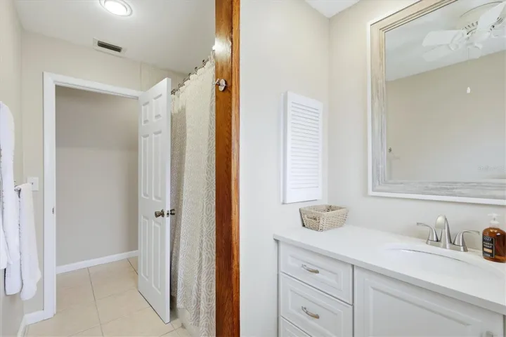 Guest Bathroom w soaking tub