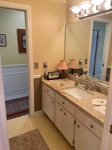 Large Hall Bath with access to Lanai
