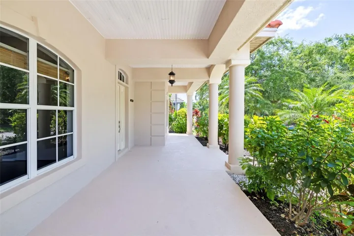Large spacious covered front porch