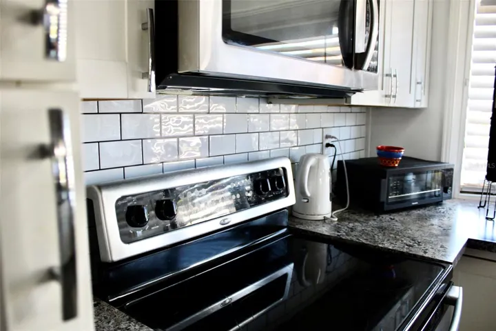 Stylish Kitchen &amp; Breakfast Bar