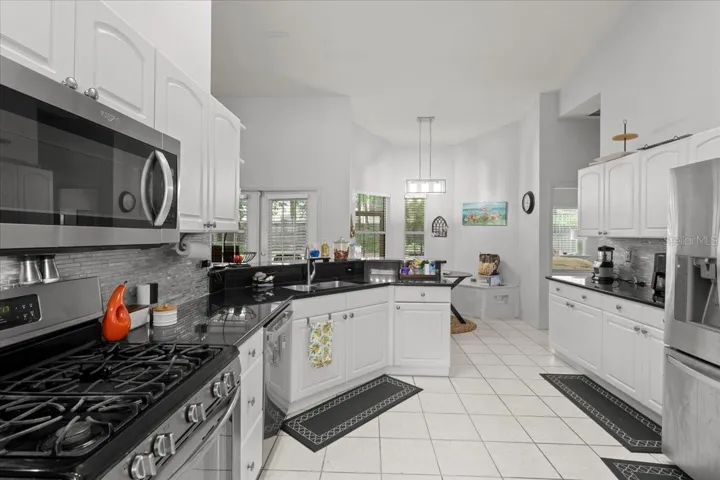 Kitchen w gas stove