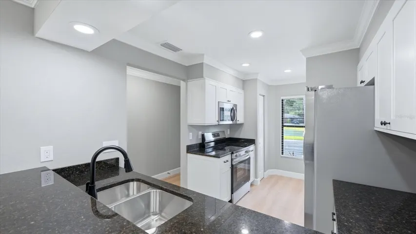 TOTALLY RENOVATED Kitchen w all new appliances