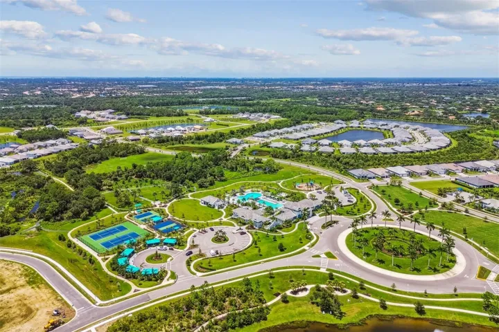 Grand Park amenities, swimming pool, pickleball, clubhouse