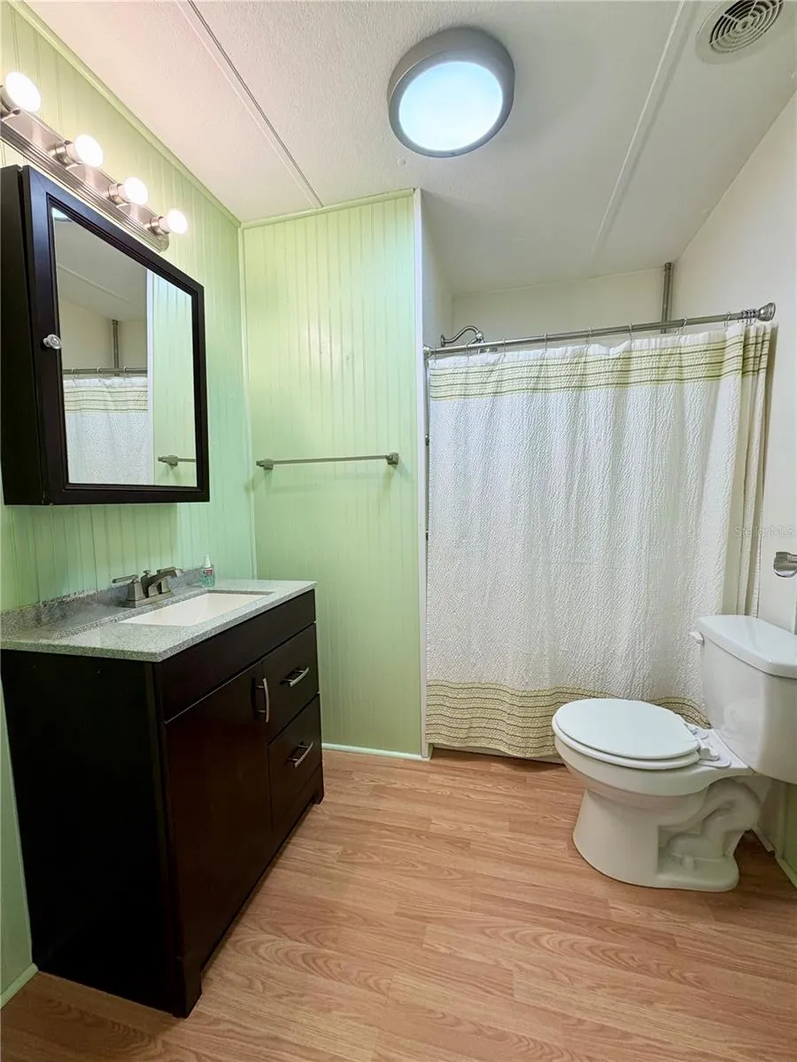 Main bathroom with walk in shower.