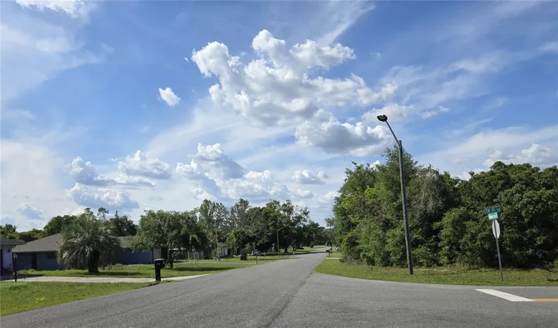 Homesite on right corner. Marion Oak Dr northbound view.