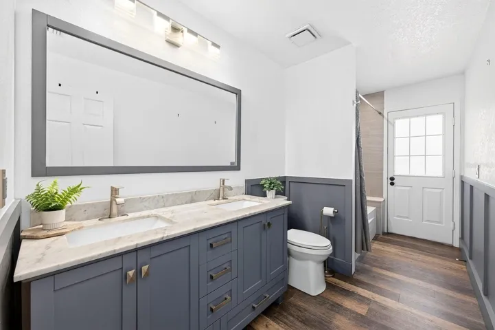 Full guest bath.