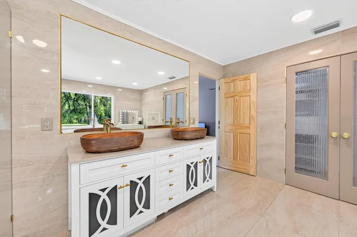Upgraded primary en-suite bath.