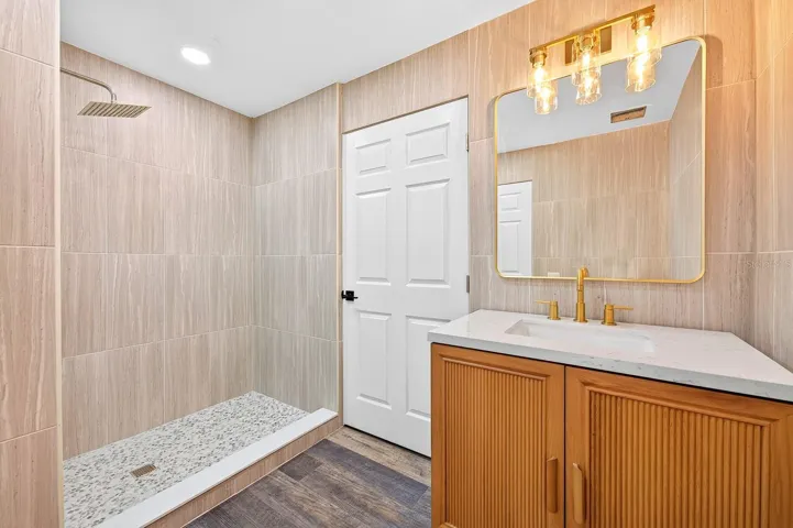 Full guest bath.
