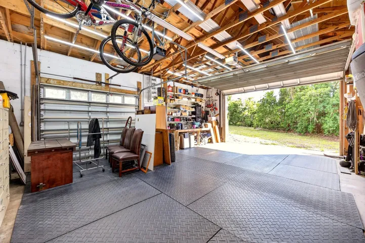 Detached garage/workshop.