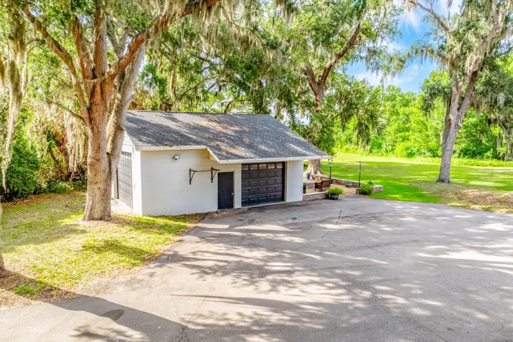 Detached garage/workshop.
