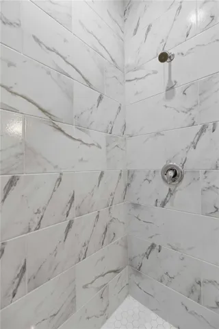 PORCELAIN  MASTER SHOWER