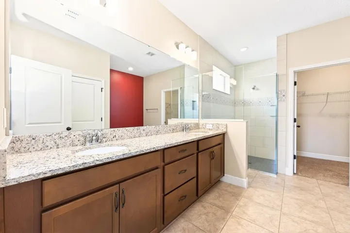 Primary en-suite bath.