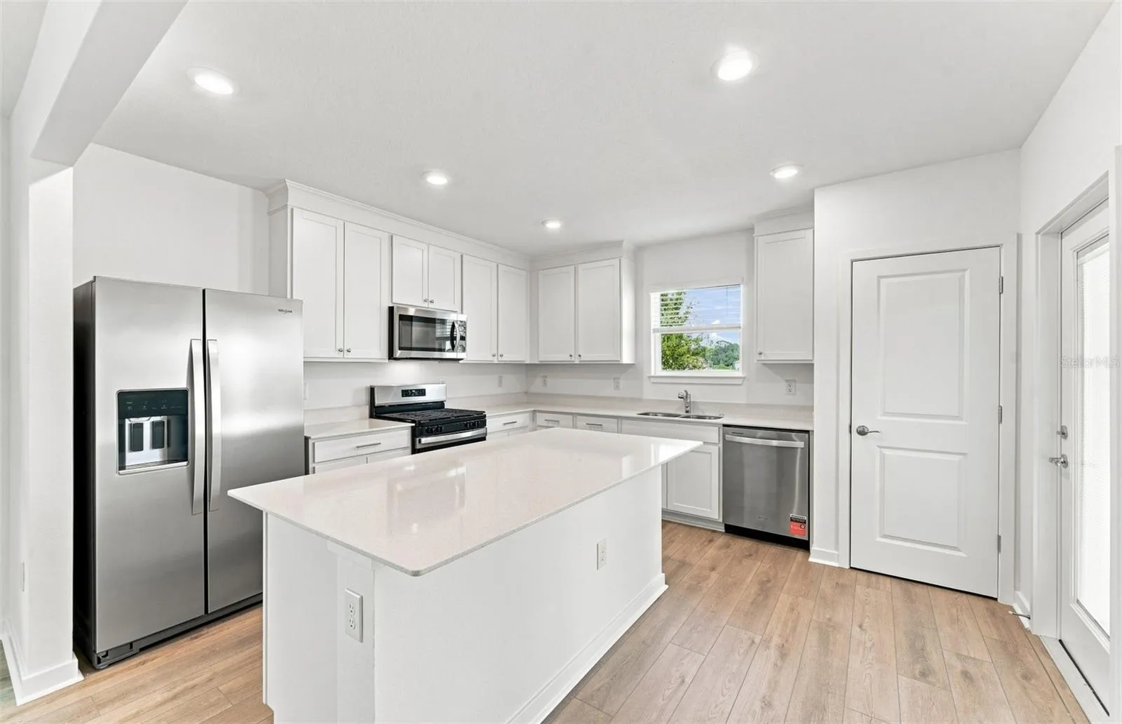 Stylish Kitchen w/Whirpool Stainless Steel Appliances