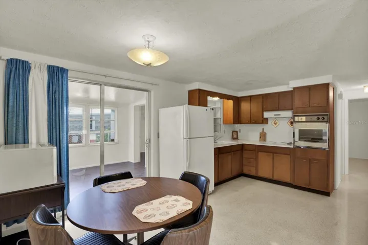 Kitchen/ Breakfast nook