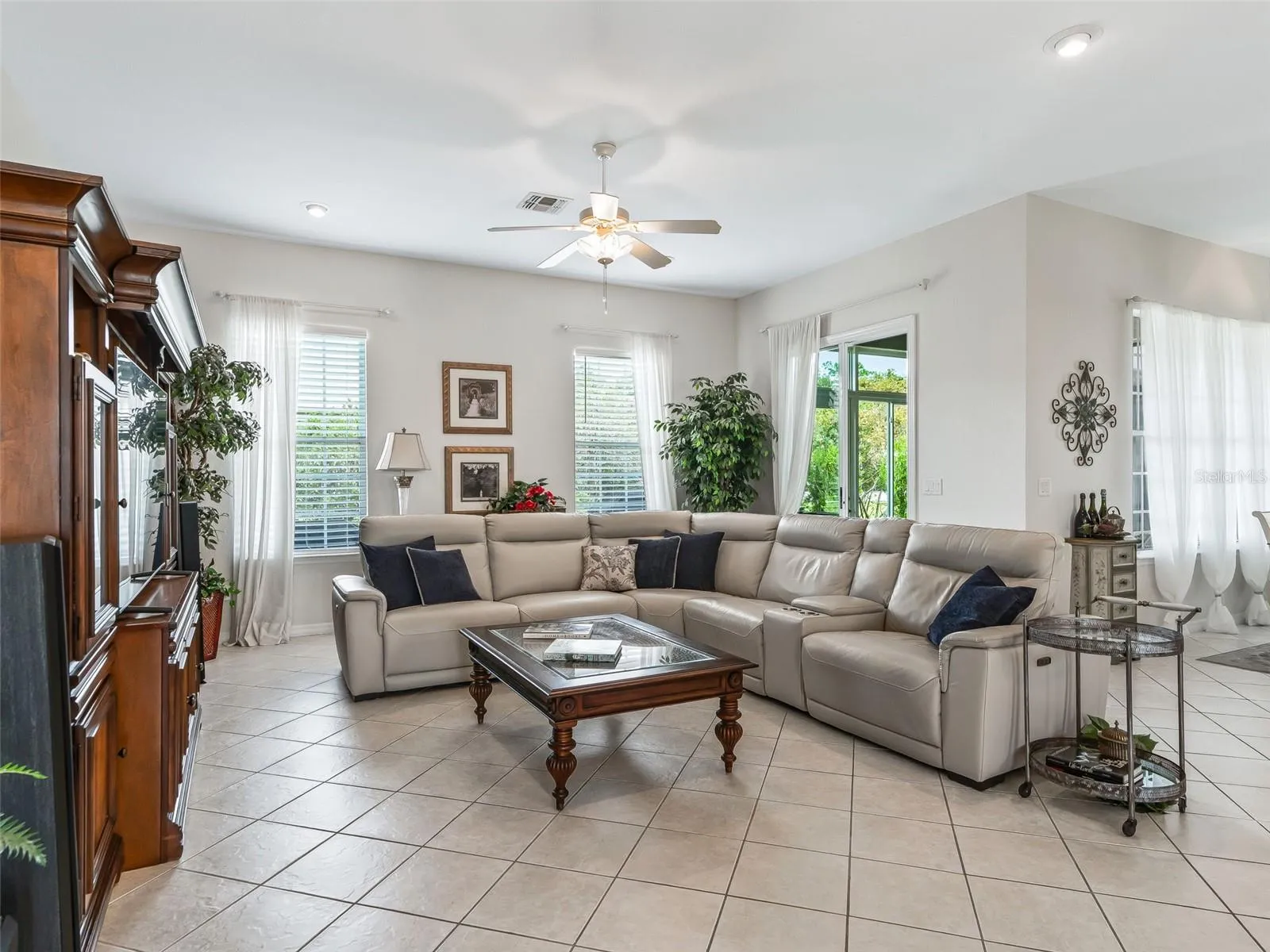 Living area w/access to Lanai