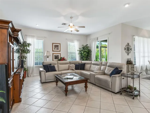 Living area w/access to Lanai