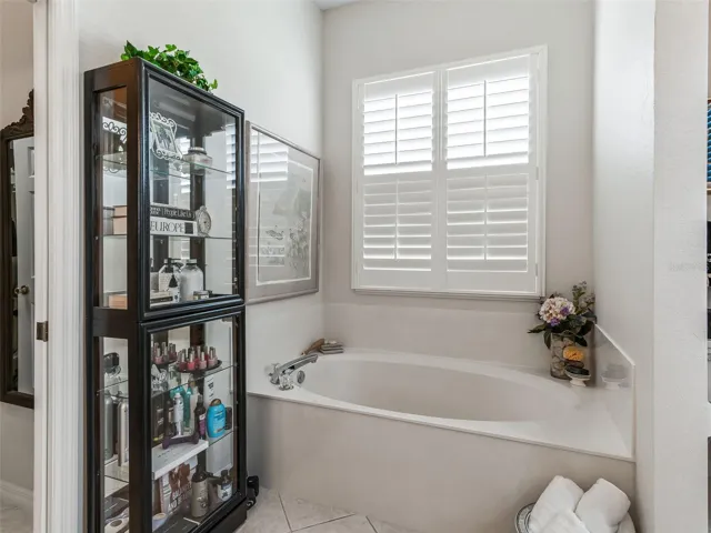 En Suite w/Soaking Tub &amp; Plantation Shutters