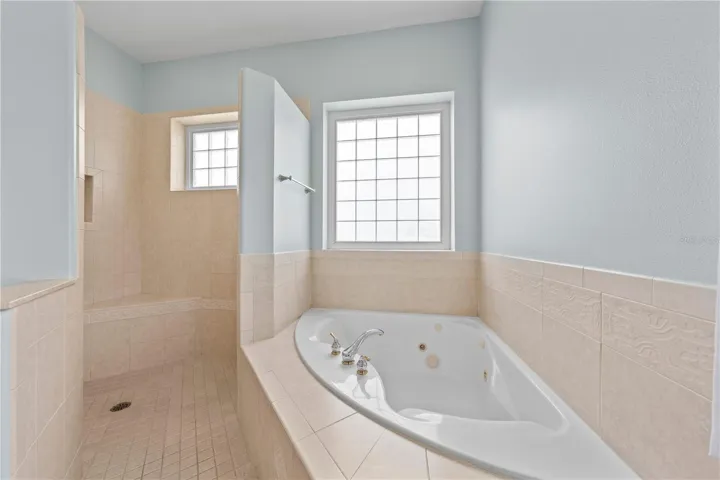 jet tub & shower primary