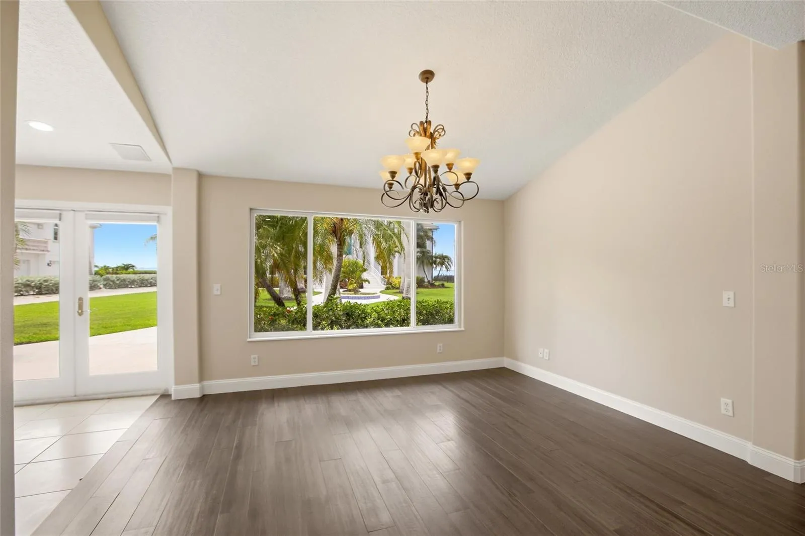 Guest house dining room