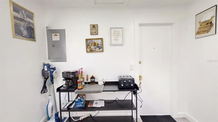 COFFEE BAR / DEN