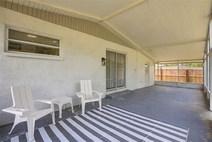 Spacious screened in Lanai