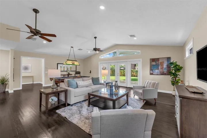 25' x 28' family room with vaulted ceilings