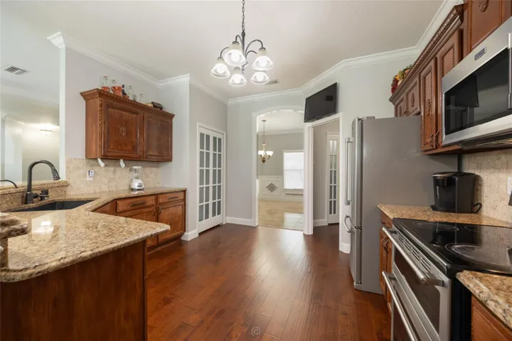 Kitchen w spacious pantry