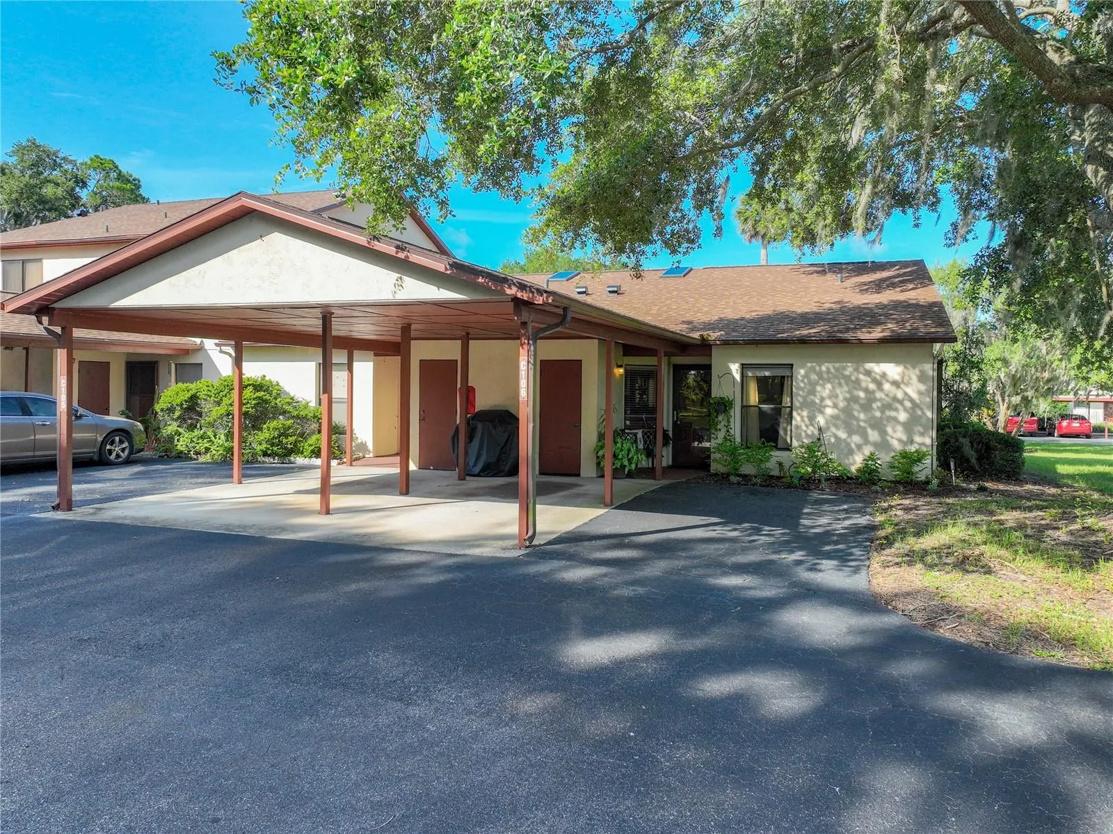Front View/Carport
