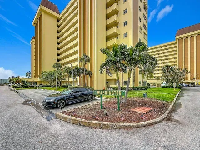 Welcome to the Washington Building with its tropical landscape and resort style living!