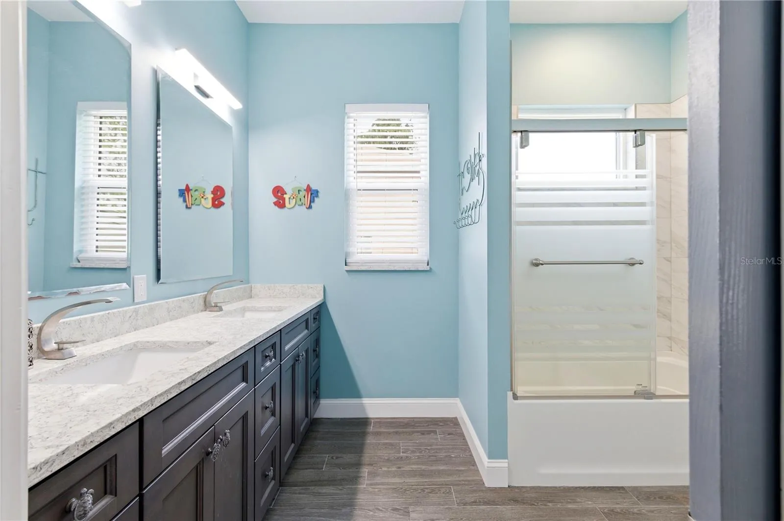 Updated Full Bathroom between two of the bedrooms