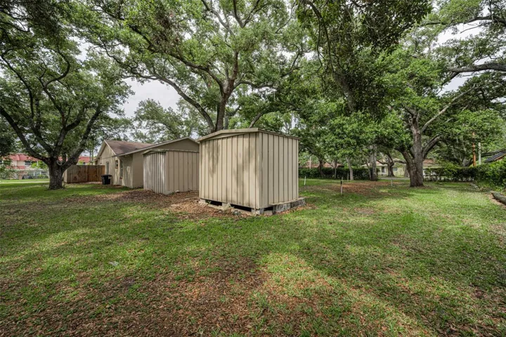 2 sheds side yard