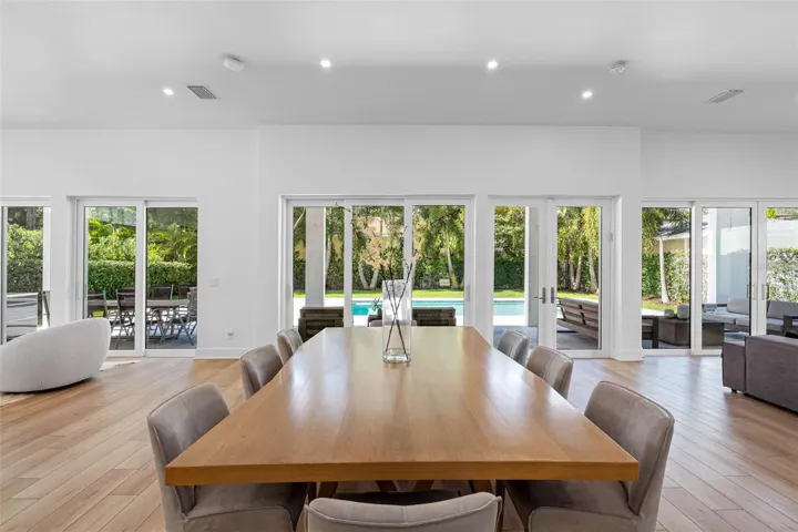 Dining room. Look at the amount of sliding doors!