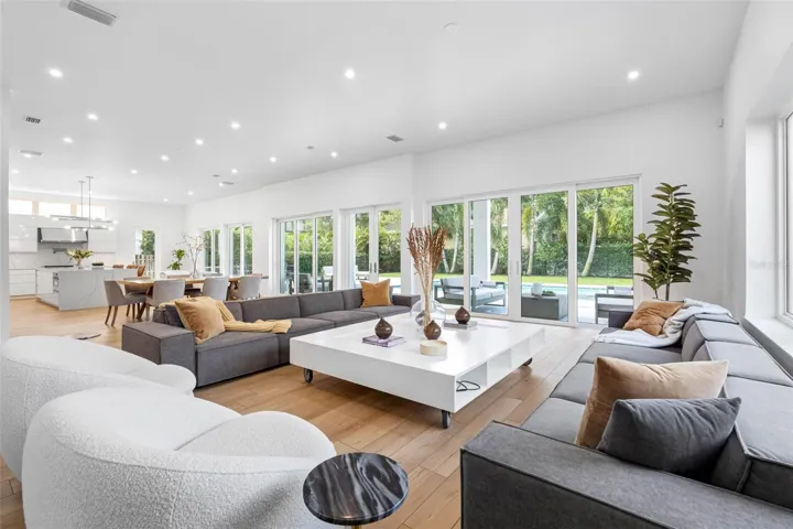 Open floor plan - The living room, dinning room and kitchen flow seamlessly together