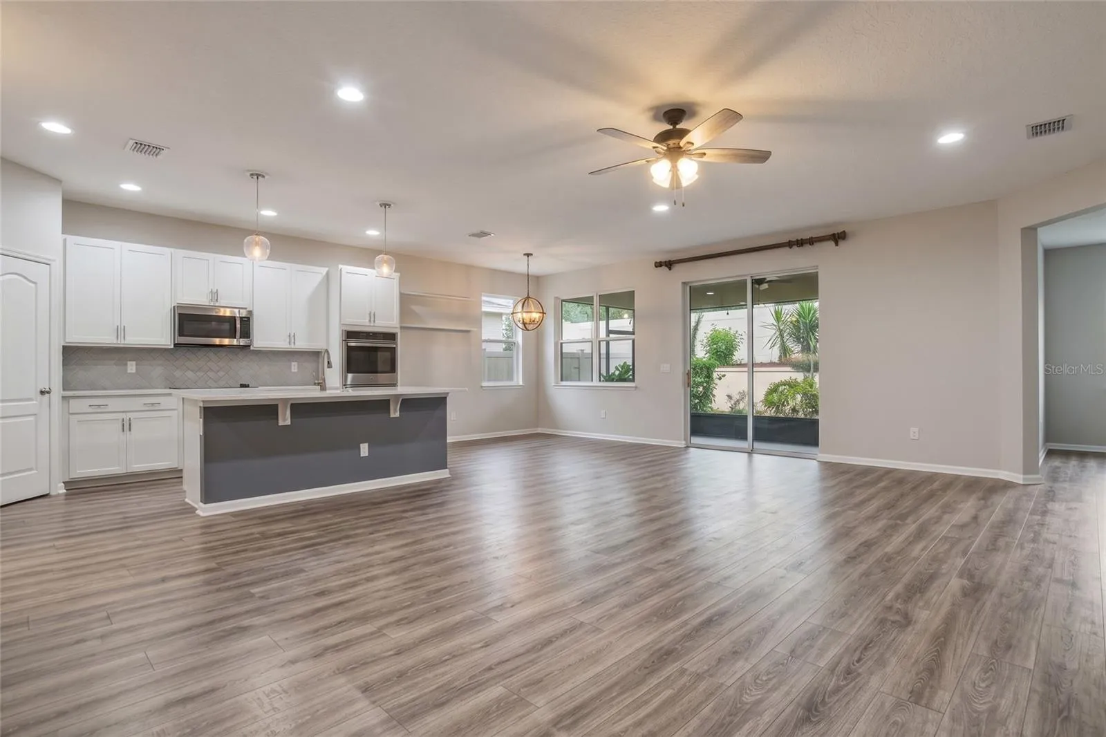 Living Room &amp; Kitchen Empty