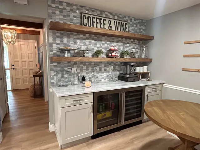 Breakfast Bar/Wine Bar