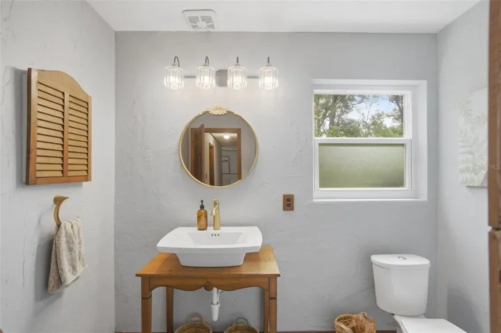 BATHROOM 2