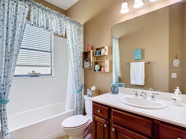 2nd bathroom with tub/shower combo