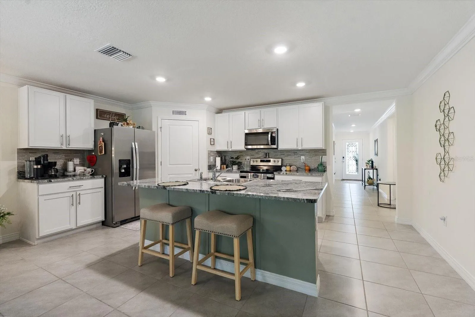 Beautiful, spacious kitchen