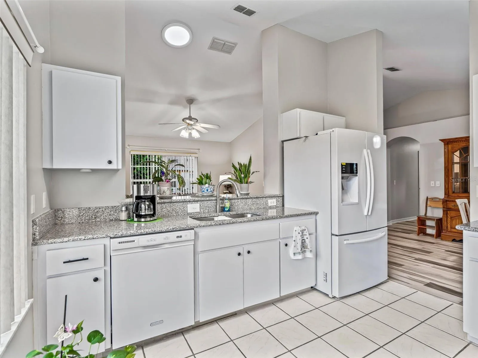 Kitchen w/Granite countertops &amp; New paint!