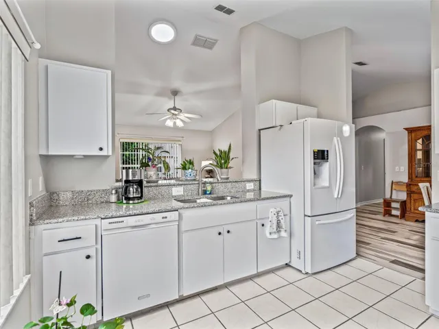 Kitchen w/Granite countertops & New paint!