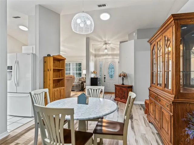 Dining area w/access to Kitchen
