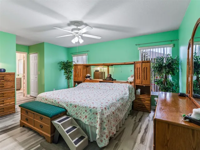 Primary Suite w/En Suite & Walk in Closet