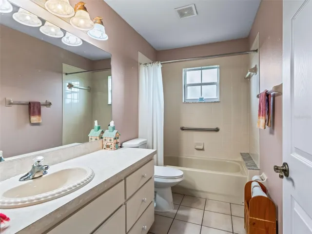 Guest Bathroom w/Tiled Tub & Shower Combination