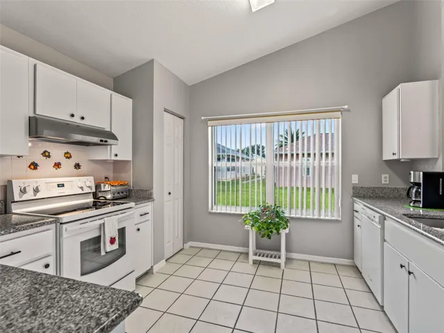 Kitchen w/Pantry & Vaulted ceiling