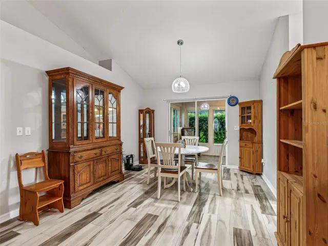 Dining area w/access to lanai