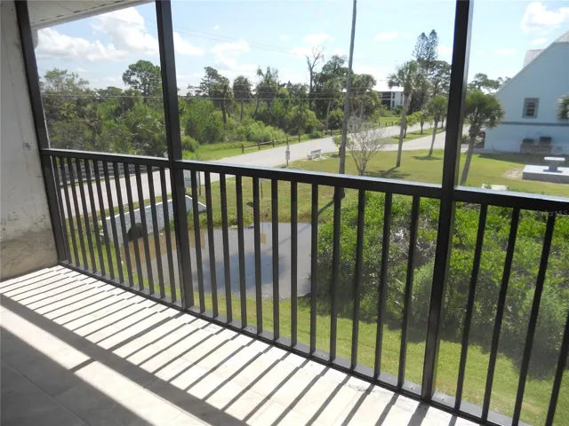 BALCONY HAS NEW RAIING AND SCREEN.