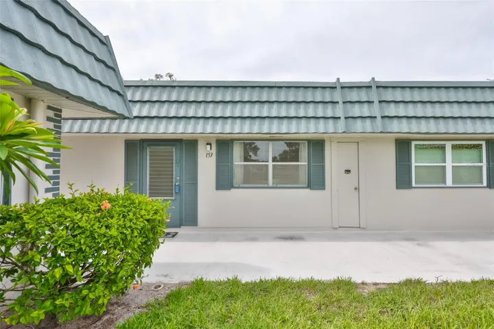 Easy, breezy retirement life in this 2 bed/2bath condo.